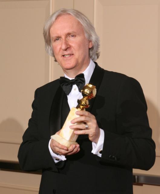 James Cameron. Klasycznie. Z nieśmiałym uśmiechem. Jakże inaczej wyglądał za czasów 