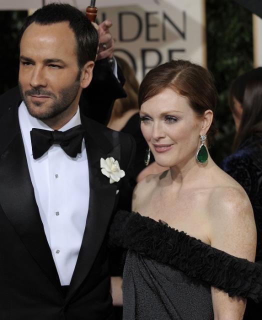 Julianne Moore i Tom Ford. Aktorka wypada trochę blado na szarym tle sukienki. Kolczyki i ich piękny kolor zdecydowanie na plus. Julianne, a może wrócisz do nasyconych kolorów?