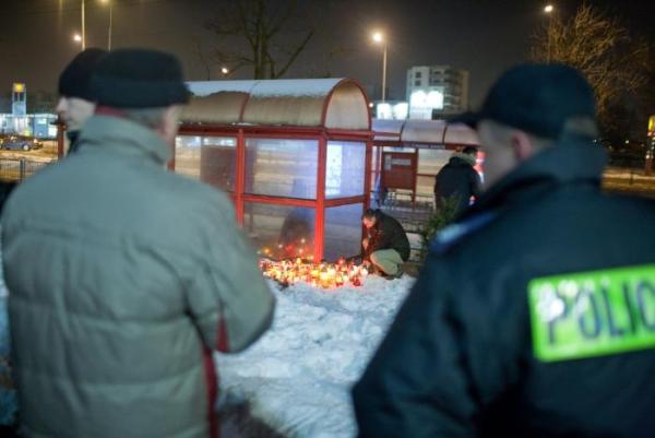 W miejscu zbrodni koledzy z policji palili znicze