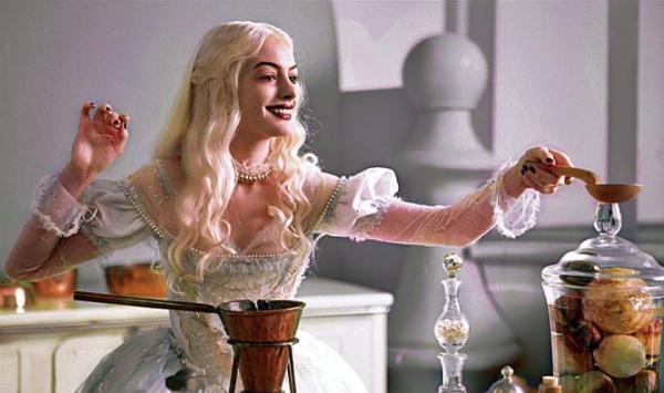Biała Królowa Mirana (Anne Hathaway/Małgorzata Kożuchowska) Chętnie zeszłaby na złą drogę tak jak jej starsza siostra Zelżbieta, ale – jak nieustannie powtarza – trzeba mieć zasady.