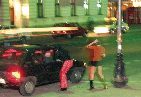 *W każdym dużym mieście w Polsce, także w stolicy, są miejsca, gdzie regularnie można spotkać nieletnie prostytutki