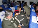 Opatuleni w kurtki, czapki i szaliki – taki powrót z wakacji sprawiły pasażerom linie lotnicze LOT