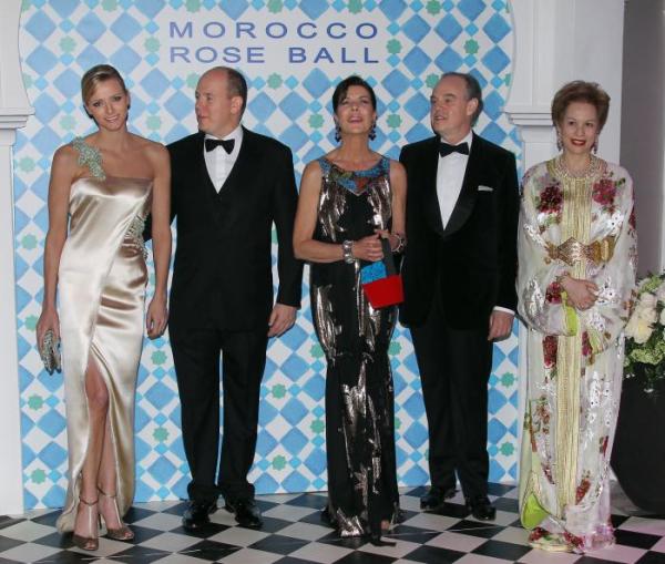 Książę Albert II , Charlene Wittstock,  księżniczka Caroline, francuski minister kultury Frederic Mitterrand i marokańska księżniczka Lalla Joumana