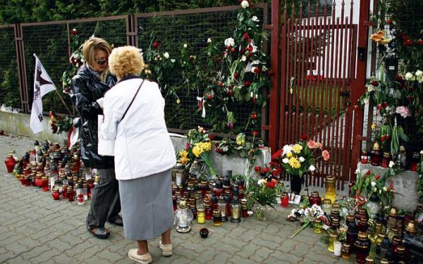 Mimo że przy ul. Mickiewicza Lech Kaczyński nie mieszkał, to przed domem jego rodziny żoliborzanie tłumnie palili znicze i składali kwiaty