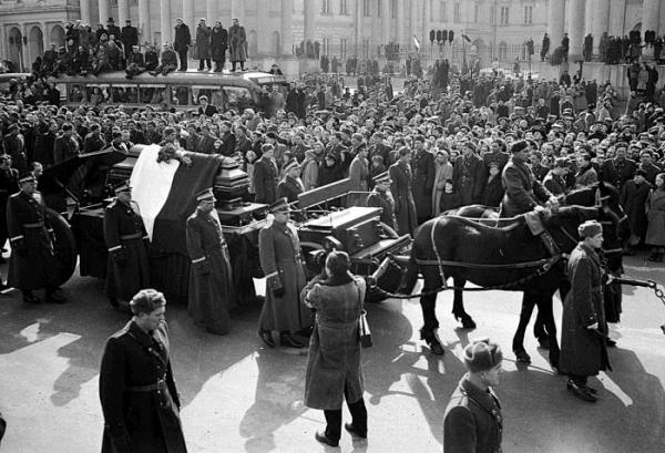 Plac Dzierżyńskiego – pogrzeb prezydenta Bieruta. Gapie wchodzili nawet na autobusy