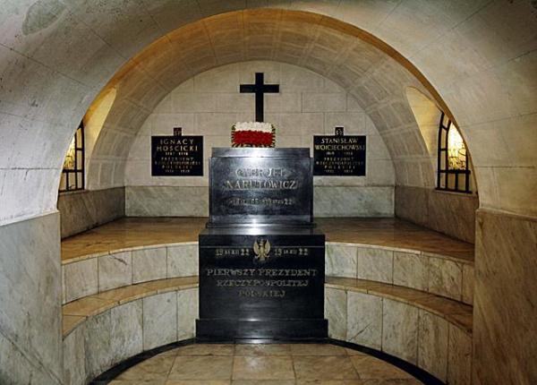 W katedrze obok grobu Gabriela Narutowicza wiszą symboliczne tablice dwóch innych prezydentów RP 