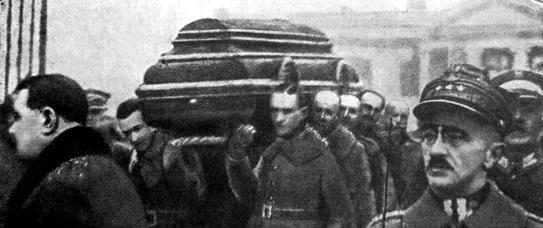 Trumnę  z ciałem  prezydenta Narutowicza wynosili  z Belwederu wojskowi