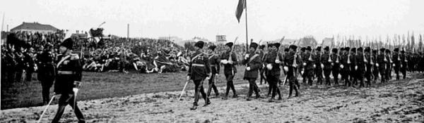 Pododdział 16. Pułku Rumuńskiego defiluje na Polu Mokotowskim przed trumną marszałka