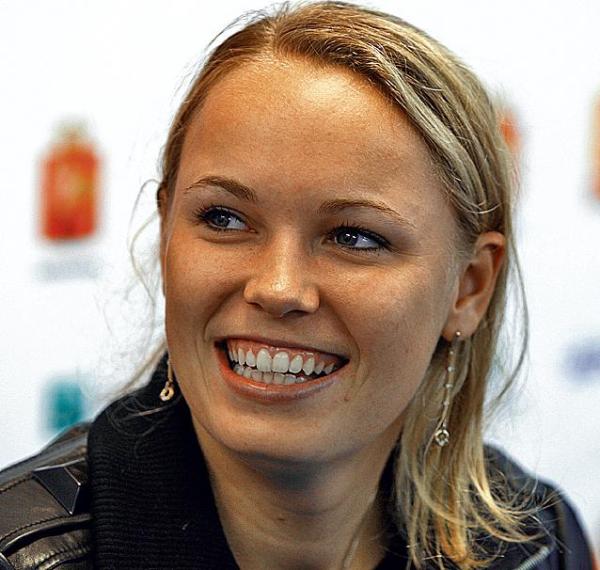 *Karolina Woźniacka. Urodzona 11 lipca 1990 r. w Odense.  W marcu awansowała na drugie miejsce w rankingu WTA (obecnie jest trzecia). W zeszłym roku była w finale US Open, gdzie przegrała 5:7, 3:6 z Kim Clijsters. Zarobiła na korcie prawie 4 mln dol. 
