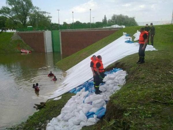 Skarpa zsunęła się do portowego zbiornika przy budynkach Warszawskiego Towarzystwa Wioślarskiego