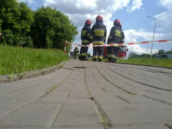 Zapadł się chodnik w sąsiedztwie kanału burzowego