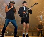 *Brian Johnson  i Angus Young od 30 lat tworzą rewelacyjny koncertowy tandem. Podczas występów AC/DC scena należy wyłącznie  do nich 