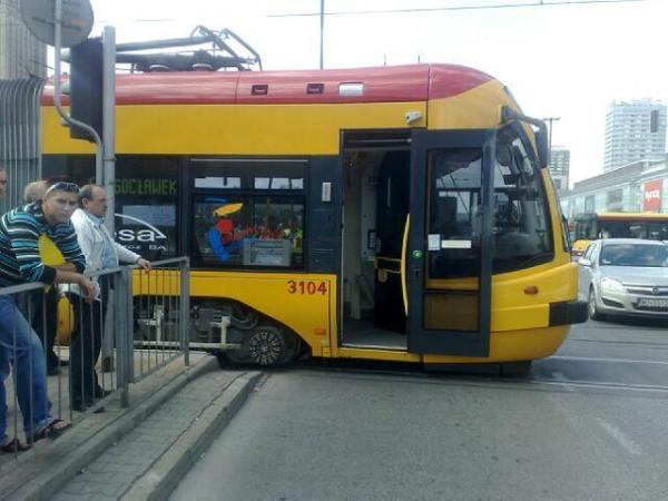 Tramwaj PESA linii dziewięć popsuł się na rondzie Dmowskiego