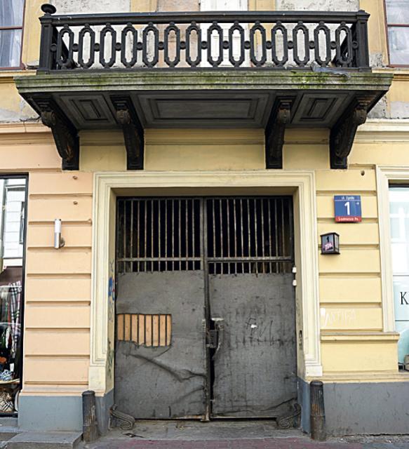 Tu padły pierwsze strzały – brama budynku nr 1 przy ulicy Zgoda. Dziwnym trafem dom ocalał z wojennych zniszczeń  