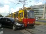 Terenowy nissan zderzył się z tramwajem na Grójeckiej, na wysokości Korotyńskiego