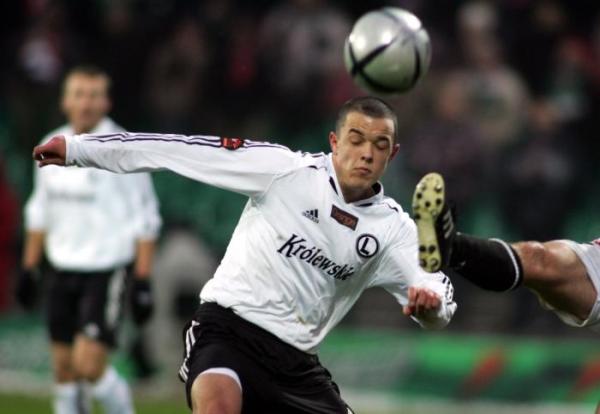 Dawid Janczyk grał w Legii m.in. w sezonie 2005/06. Początkowo logo sponsora pojawiło się na przodzie koszulek meczowych. W ostatnich sezonach było umieszczone z boku na rękawach.