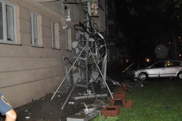   Antena przy budynku przy rogu ul. Szaserów i Chłopickiego (nadesłała Czytelniczka Mariola)