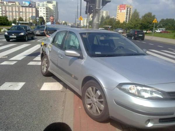 Kobieta kierująca samochodem osobowym skręcała i nie zauważyła jadącego na wprost autobusu