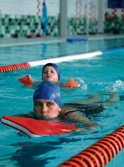 *Na pływalni Pingwin dzieci chętnie uczą się pływać