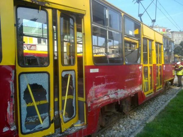 Dwa tramwaje zderzyły się na skrzyżowaniu al. Solidarności i Towarowej