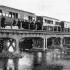 Rok 1914  – pierwszy przejazd pociągu przez rzekę Świder; właściciele kolejki podziwiają most. Rok 2010 – z trudem odnaleźliśmy tę ruinę. Dziś nawet motocyklem nie wolno po niej jeździć   jakub ostałowski