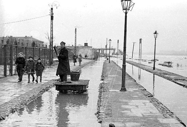 Marzec 1947 roku. I znów Wisła zalała tory na stacji Most. Kolejarz popycha kijem prowizoryczną drezynę 