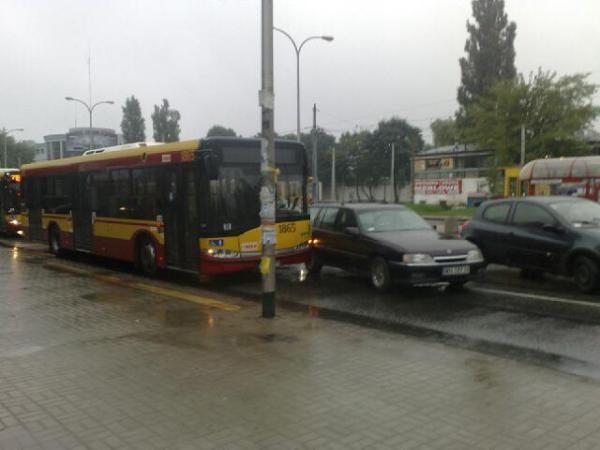 Na Woronicza doszło do zderzenia osobowego opla i miejskiego autobusu