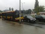 Na Woronicza doszło do zderzenia osobowego opla i miejskiego autobusu