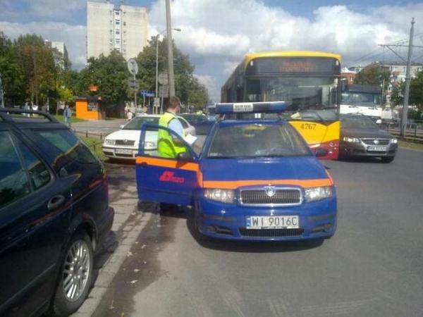 Kierowca autobusu, chcąc uniknąć zderzenia z samochodem osobowym, gwałtownie zahamował