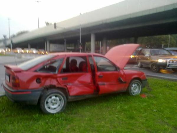 Osobowy opel i autobus zderzył sięna skrzyżowaniu Żwirki i Wigury oraz Marynarskiej. 