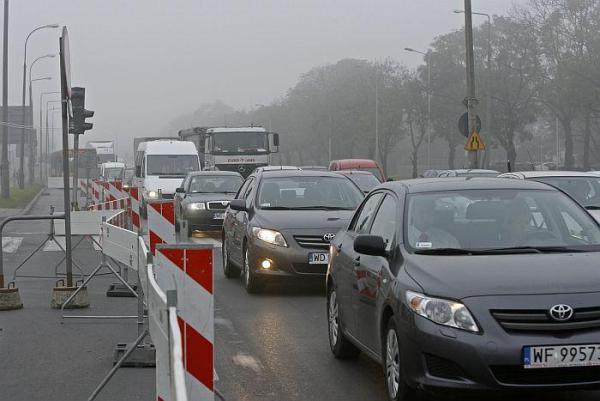 Po zamknięciu Dźwigowej kierowcy stoją w korku w okolicy skrzyżowania Połczyńskiej i Powstańców Śląskich