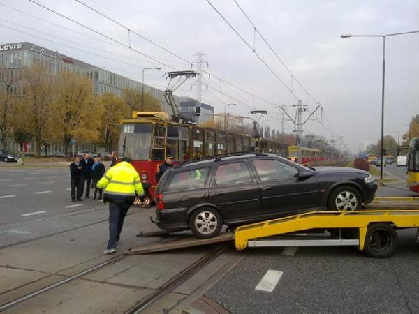 W wyniku zderzenia doszło do uszkodzenia tramwaju.