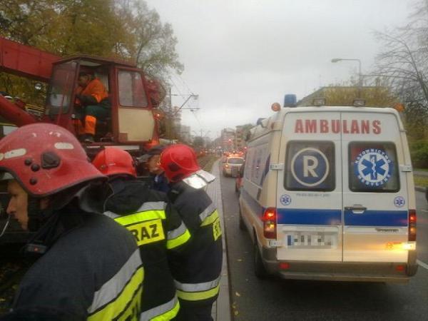  Ruch tramwajów został wstrzymany, żeby dźwig mógł unieść tramwaj, aby umożliwić ratownikom wyciągnięcie rannego spod pojazdu