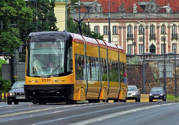 32 takie tramwaje Swing mają jeździć na Tarchomin. UE zgodziła się na dofinansowa-nie zakupu. Mieszkańcy boją się, że oprócz swingów wjadą tu hałaśliwe gruchoty z lat 70. ub. wieku  