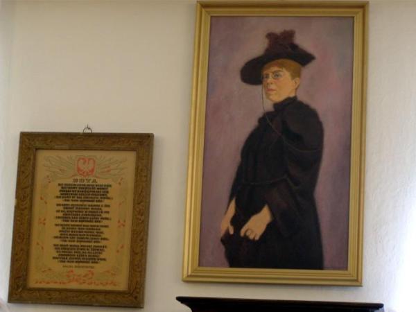 Portret Konopnickiej, a obok na plakiecie Witolda Chomicza pełny czterozwrotkowy tekst Roty.