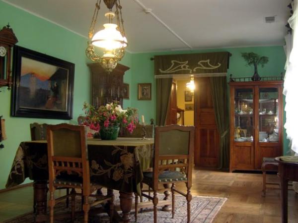 Salon, po lewej stronie na ścianie duży obraz autorstwa Marii Dulębianki