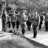 Rok 1940, Powązki. Gubernator Hans Frank i gen. Wilhelm List składają kwiaty na grobach pierwszowojennych żołnierzy niemieckich. Po II wojnie pomnik i groby zniknęły; nikt nie protestował  