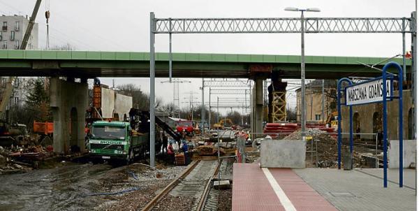Dworzec Gdański to plac budowy dla kolejarzy i drogowców. Obok nowych peronów pną się w górę trzy wiadukty: dwa drogowe i tramwajowy. Pod ziemią  czeka gotowy 170-metrowy tunel  na Żoliborz  