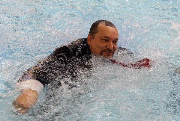 Wiceprzewodniczący Rady Dzielnicy Włochy z radości wskoczył do basenu w garniturze.
