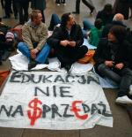 *W proteście pod bramą Uniwersytetu Warszawskiego w Międzynarodowy Dzień Studenta wzięło udział kilkunastu żaków
