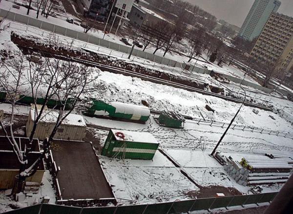 Zamknięty odcinek ul. Prostej. Śnieg przyprószył martwy plac budowy metra 