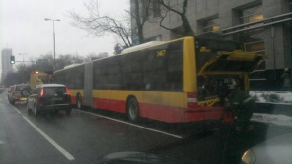 Przegubowy autobus zablokował ruch od strony ronda ONZ