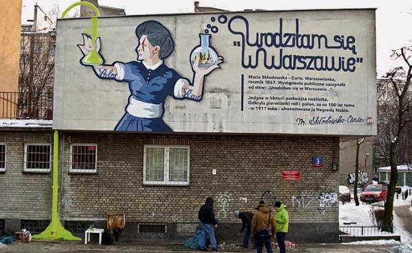 * Mural na ścianie biblioteki publicznej przy ul. Lipowej 3 to pierwszy element kampanii urzędu miasta „Urodziłam się w Warszawie”, realizowanej w ramach obchodów Roku Marii Skłodowskiej-Curie  