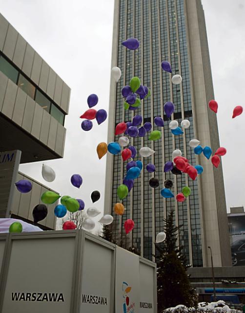 ...a wczesnym popołudniem z okolic hotelu Marriott, gdzie odbyła się konferencja poświęcona przygotowaniom, do nieba pofrunęło 500 balonów  