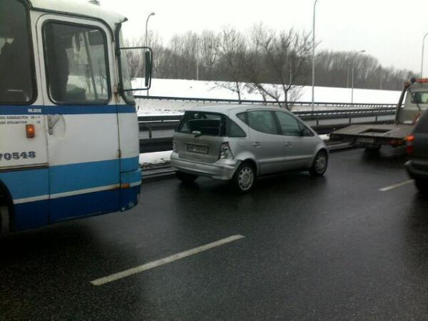 Do zdarzenia doszło, kiedy mercedes zahamował, a jadący za nim autobus nie zmniejszył prędkości i uderzył w tył auta