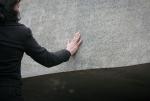 Pomnik na wojskowych Powązkach upamiętniający 96 ofiar katastrofy prezydenckiego samolotu ma formę bloku białego granitu przełamanego na dwie zapadające się w ziemię części