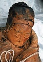 Stan zachowania mumii z Taizhou jest fenomenalny. Mięśnie pozostają sprężyste.  Nie wypadły rzęsy, nie rozpadły się elementy garderoby wykonane  z delikatnych materiałów, jedwabiu  i bawełny.  Ale największą zagadką  jest dla archeologów skład płynu konserwujące-go, w którym spoczywały zwłoki 
