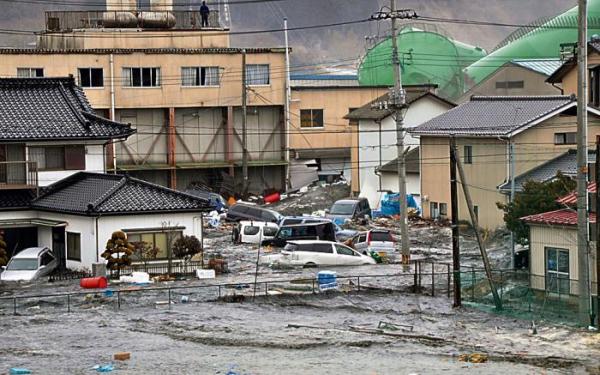 Fala tsunami wdziera się do Kesennuma w północnej Japonii