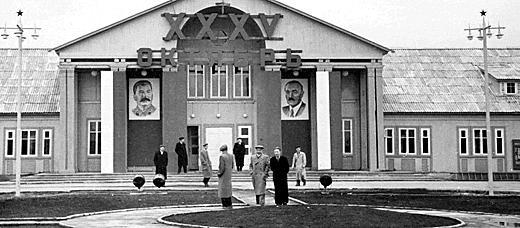 *Na Jelonkach przygotowanie do 35-lecia ZSRR. Z lewej portret – Stalina, z prawej – Bieruta