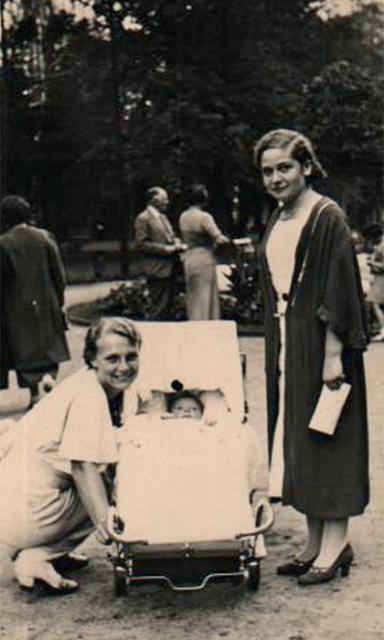 *Przed wojną Anna Jachnina wiodła spokojne i szczęśliwe życie. Udane małżeństwo, narodziny córki (na zdjęciu na spacerze w parku Saskim). 